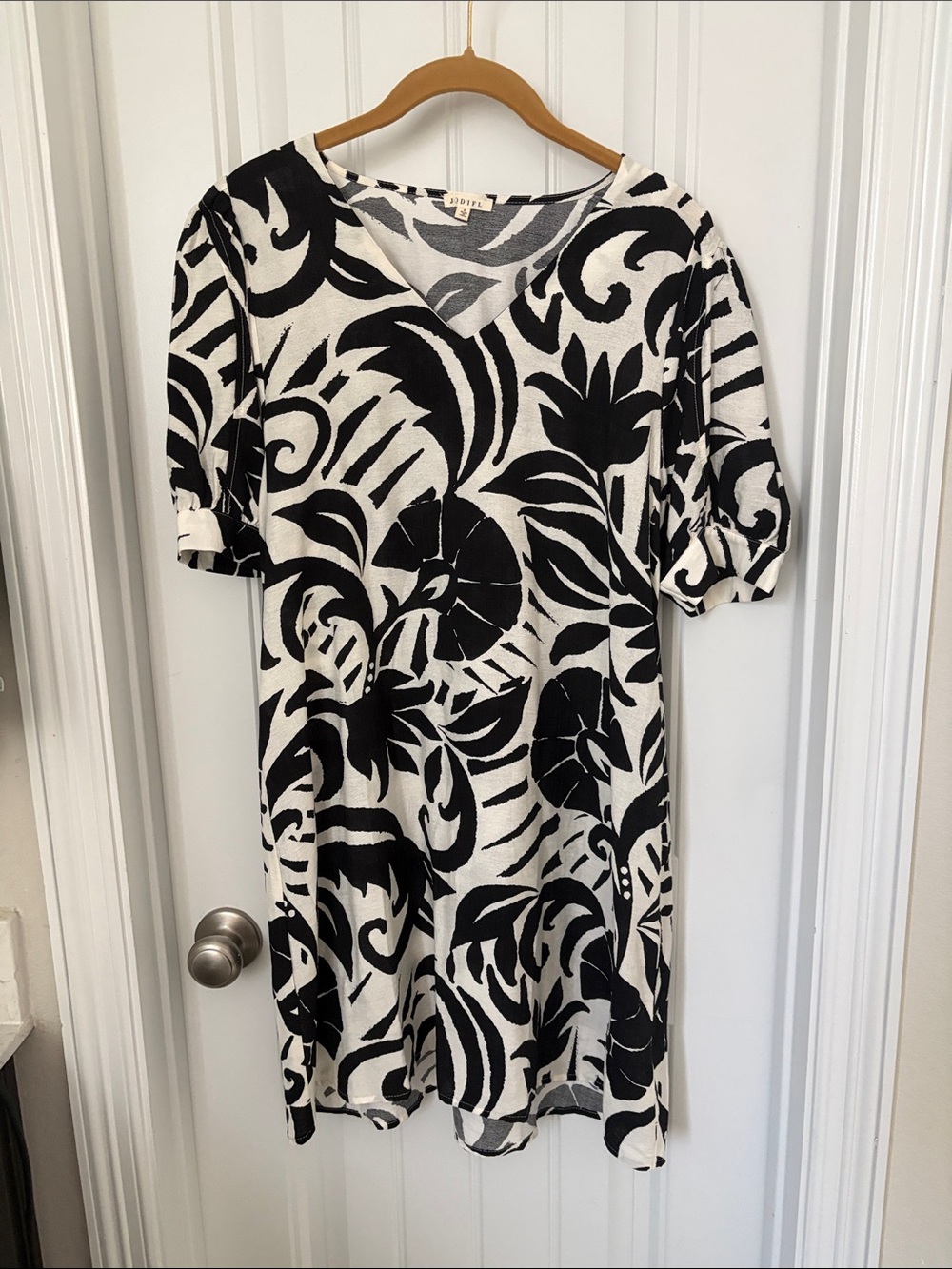 Black & White Floral V-Neck Women's Dress small Pockets!